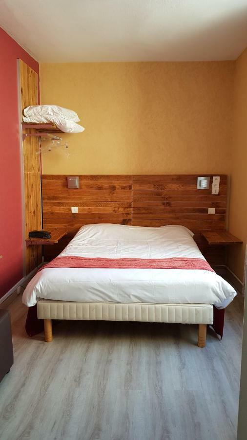 Hotel Au Lion D'Or Nogent-le-Rotrou Szoba fotó